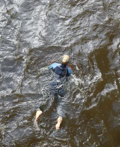 06-09-2015 SHOWBIZZ; MARISKA BAUER ZWEMT MEE MET AMSTERDAM CITY SWIM VOOR A.L.S. Frans was haar coach en schreeuwde haar naar de finish toe. Wat een prestatie van alle BN ers die mee deden.  Mariska Bauer en haar team, Sophie Hilbrand, Mariska Hulscher,Kees van der Spek, Beau van erven Dorens, Ruud Feldkamp, Robert Schumacher en natuurlijk Pieter van den Hoogenband.
foto: Albert den Iseger.