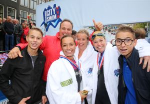 06-09-2015 SHOWBIZZ; MARISKA BAUER ZWEMT MEE MET AMSTERDAM CITY SWIM VOOR A.L.S. Frans was haar coach en schreeuwde haar naar de finish toe. Wat een prestatie van alle BN ers die mee deden.  Mariska Bauer en haar team, Sophie Hilbrand, Mariska Hulscher,Kees van der Spek, Beau van erven Dorens, Ruud Feldkamp, Robert Schumacher en natuurlijk Pieter van den Hoogenband.
foto: Albert den Iseger.