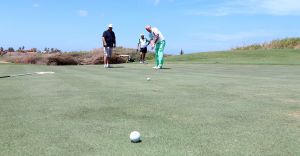 01-09-2016 SPORT; ARUBA PRO-AM GOLF TOURNAMENT 2016. In samenwerking met TIERRA DEL SOL te Aruba organiseerde ARUBA TOURIST AUTHORITY het Aruba Pro Am Golf Toernooi. Enkele BN ers deden hier ook aan mee. Nederland viel echter niet in de prijzen.Ook werd de HANDICART gepresenteerd door Mark en Frans Tempelman.
Hierover later een aparte fotoreportage. 
foto: Albert den Iseger