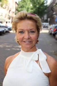 10-09-2016 SHOWBIZZ; SHEILA DE VRIES OPENT NIEUWE STUDIO IN AMSTERDAM. De nieuwe STUDIO SHEILA DE VRIES is met winkel,showroom en atelier nu te vinden op een steenworp van de vorige lokatie. In haar nieuwe pand toont SHEILA 2 verdiepingen volop mode. Tijdens de feestelijke opening toonde SHEILA tevens haar nieuwe collectie.
foto: Albert den Iseger