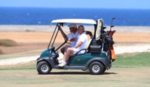 01-09-2016 SPORT; ARUBA PRO-AM GOLF TOURNAMENT 2016. In samenwerking met TIERRA DEL SOL te Aruba organiseerde ARUBA TOURIST AUTHORITY het Aruba Pro Am Golf Toernooi. Enkele BN ers deden hier ook aan mee. Nederland viel echter niet in de prijzen.Ook werd de HANDICART gepresenteerd door Mark en Frans Tempelman.
Hierover later een aparte fotoreportage. 
foto: Albert den Iseger