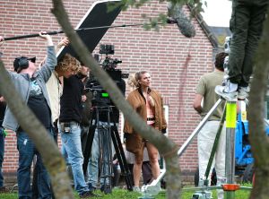 11-09-2017 SHOWBIZZ; NIEUWE TV SERIE VAN SBS 6 WORDT GEFILMD IN EGMOND AAN ZEE. Danil Boissevain speelt hoofdrol in nieuwe SBS-serie. 
Danil Boissevain heeft een hoofdrol te pakken in de nieuwe SBS 6-serie 800 woorden. Dit is een remake van de Australische reeks 800 words, die gaat over het leven van een krantencolumnist.
SBS 6 komt volgend jaar met de splinternieuwe serie 800 woorden. Dit is een bewerking van de zeer populaire Australische serie 800 words. De reeks vertelt het verhaal van een krantencolumnist. Als zijn vrouw overlijdt gooit hij het roer ineens drastisch om. Hoe hij dit precies doet is de grote vraag. Het klinkt in ieder geval erg spannend.
SBS strikte een sterke cast voor de reeks. Danil Boissevain kruipt in de huid van het hoofdpersonage. Andere rollen zijn er voor onder anderen Hanna Verboom, Nyncke Beekhuyzen en Tamara Brinkman. Gezien de acteurs is het niet vreemd dat de verwachtingen bij SBS hooggespannen zijn. We hopen dat dit een tweede Dokter Tinus wordt, vertelt zendermanager Karin de Groot.
Ze benadrukt dat Dokter Tinus en 800 Woorden niet op elkaar lijken. Nee, het is niet de opvolger, zegt De Groot. We willen de series afwisselend uitzenden. In Australi was het eerste seizoen een groot succes. Het is nog even afwachten of daar een tweede reeks komt, maar we zouden er ook zelf verder mee kunnen gaan.
De opnames van 800 woorden beginnen naar verwachting in mei. Het duurt dus nog wel even voordat we Boissevain in de hoofdrol zien schitteren.
Nu dus in Egmond aan zee aan het filmen.
Foto: Albert den Iseger