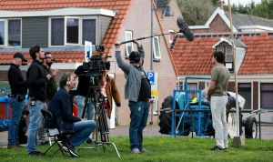 11-09-2017 SHOWBIZZ; NIEUWE TV SERIE VAN SBS 6 WORDT GEFILMD IN EGMOND AAN ZEE. Danil Boissevain speelt hoofdrol in nieuwe SBS-serie. 
Danil Boissevain heeft een hoofdrol te pakken in de nieuwe SBS 6-serie 800 woorden. Dit is een remake van de Australische reeks 800 words, die gaat over het leven van een krantencolumnist.
SBS 6 komt volgend jaar met de splinternieuwe serie 800 woorden. Dit is een bewerking van de zeer populaire Australische serie 800 words. De reeks vertelt het verhaal van een krantencolumnist. Als zijn vrouw overlijdt gooit hij het roer ineens drastisch om. Hoe hij dit precies doet is de grote vraag. Het klinkt in ieder geval erg spannend.
SBS strikte een sterke cast voor de reeks. Danil Boissevain kruipt in de huid van het hoofdpersonage. Andere rollen zijn er voor onder anderen Hanna Verboom, Nyncke Beekhuyzen en Tamara Brinkman. Gezien de acteurs is het niet vreemd dat de verwachtingen bij SBS hooggespannen zijn. We hopen dat dit een tweede Dokter Tinus wordt, vertelt zendermanager Karin de Groot.
Ze benadrukt dat Dokter Tinus en 800 Woorden niet op elkaar lijken. Nee, het is niet de opvolger, zegt De Groot. We willen de series afwisselend uitzenden. In Australi was het eerste seizoen een groot succes. Het is nog even afwachten of daar een tweede reeks komt, maar we zouden er ook zelf verder mee kunnen gaan.
De opnames van 800 woorden beginnen naar verwachting in mei. Het duurt dus nog wel even voordat we Boissevain in de hoofdrol zien schitteren.
Nu dus in Egmond aan zee aan het filmen.
Foto: Albert den Iseger