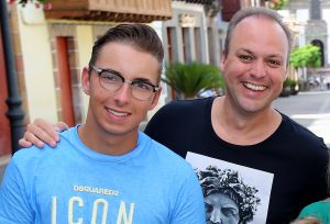 06-09-2017 SHOWBIZZ; FRANS BAUER HEEFT POP TALENT AL IN HUIS. Zijn oudste zoon Christiaan is thuis in de studio hard bezig om zijn vader op te volgen. Christiaan zoekt het echter niet in de gezellige volksmuziek maar in het pop wereldje. Hij kan zich geen betere begeleider als vader FRANS wensen, deze heeft al vele hits gescoord en weet de weg als geen ander in het Nederlandse muziek wereldje. We blijven het volgen.
foto: Albert den Iseger