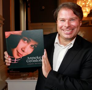 12-09-2019 SHOWBIZZ; BIOGRAFIE VAN ANNEKE GRONLOH GELANCEERT IN VERNIEUWD CARRE. De biografie van voormalig Eindhovense zangeres Anneke Gronloh is verschenen met een bijzondere vinyl grammofoonplaat. De biografie geschreven door haar manager-vriend Bart Peeters is een prachtig document over het leven van de zangeres.
foto: Albert den Iseger