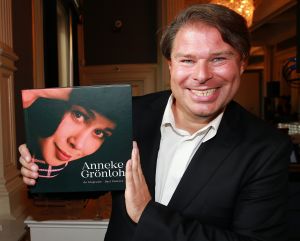 12-09-2019 SHOWBIZZ; BIOGRAFIE VAN ANNEKE GRONLOH GELANCEERT IN VERNIEUWD CARRE. De biografie van voormalig Eindhovense zangeres Anneke Gronloh is verschenen met een bijzondere vinyl grammofoonplaat. De biografie geschreven door haar manager-vriend Bart Peeters is een prachtig document over het leven van de zangeres.
foto: Albert den Iseger