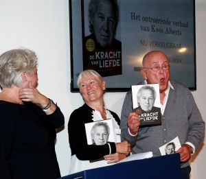 26-09-2019 SHOWBIZZ; DOCHTER KOOS ALBERTS VERWERKT DOOD ZANGER IN BOEK.Ik zat huilend achter de computer vertelde Christa Krommenhoek, dochter van Koos Alberts. Het is het persoonlijke verhaal van Joke en Christa Krommenhoek. Nu is het boek uit en verkrijgbaar. DE KRACHT VAN LIEFDE. foto: Albert den Iseger