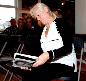 26-09-2019 SHOWBIZZ; DOCHTER KOOS ALBERTS VERWERKT DOOD ZANGER IN BOEK.Ik zat huilend achter de computer vertelde Christa Krommenhoek, dochter van Koos Alberts.
Het is het persoonlijke verhaal van Joke en Christa Krommenhoek. Nu is het boek uit en verkrijgbaar. DE KRACHT VAN LIEFDE.
foto: Albert den Iseger