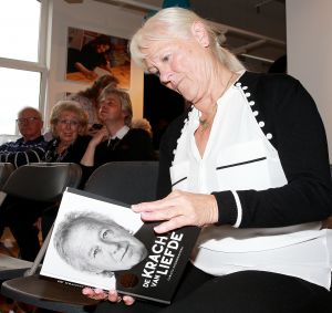 26-09-2019 SHOWBIZZ; DOCHTER KOOS ALBERTS VERWERKT DOOD ZANGER IN BOEK.Ik zat huilend achter de computer vertelde Christa Krommenhoek, dochter van Koos Alberts.
Het is het persoonlijke verhaal van Joke en Christa Krommenhoek. Nu is het boek uit en verkrijgbaar. DE KRACHT VAN LIEFDE.
foto: Albert den Iseger