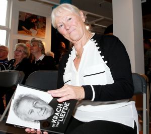 26-09-2019 SHOWBIZZ; DOCHTER KOOS ALBERTS VERWERKT DOOD ZANGER IN BOEK.Ik zat huilend achter de computer vertelde Christa Krommenhoek, dochter van Koos Alberts.
Het is het persoonlijke verhaal van Joke en Christa Krommenhoek. Nu is het boek uit en verkrijgbaar. DE KRACHT VAN LIEFDE.
foto: Albert den Iseger