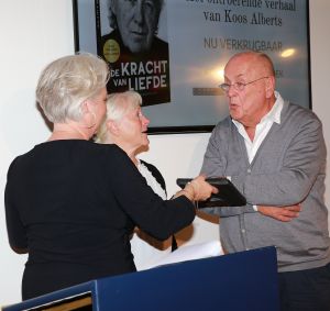 26-09-2019 SHOWBIZZ; DOCHTER KOOS ALBERTS VERWERKT DOOD ZANGER IN BOEK.Ik zat huilend achter de computer vertelde Christa Krommenhoek, dochter van Koos Alberts.
Het is het persoonlijke verhaal van Joke en Christa Krommenhoek. Nu is het boek uit en verkrijgbaar. DE KRACHT VAN LIEFDE.
foto: Albert den Iseger