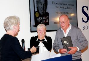 26-09-2019 SHOWBIZZ; DOCHTER KOOS ALBERTS VERWERKT DOOD ZANGER IN BOEK.Ik zat huilend achter de computer vertelde Christa Krommenhoek, dochter van Koos Alberts.
Het is het persoonlijke verhaal van Joke en Christa Krommenhoek. Nu is het boek uit en verkrijgbaar. DE KRACHT VAN LIEFDE.
foto: Albert den Iseger