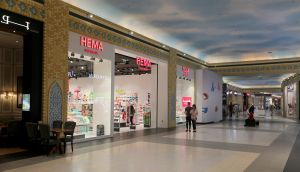 25-09-2019 NIEUWS; HEMA OPENT NIEUWE WINKEL IN BATTUTA MALL DUBAI. Na een winkel te hebben geopend in Aba Dhabi was nu Dubai aan de beurt. Weer een HEMA winkel  zonder de bekende HEMA WORST geopend in de Emiraten. Wat doet een op en top Nederlandse winkel als Hema in Dubai -Bouwen aan een wereldmerk- luidt het antwoord van topman Tjeerd Jegen. De opening van een Hema in een van de grootste winkelcentra BATTUTA MALL van het Arabische Emiraat Dubai is voor de Hollandsche Eenheidsprijzen Maatschappij Amsterdam HEMA de springplank naar de Aziatische markt.
foto: Albert den Iseger