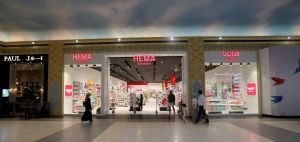 25-09-2019 NIEUWS; HEMA OPENT NIEUWE WINKEL IN BATTUTA MALL DUBAI. Na een winkel te hebben geopend in Aba Dhabi was nu Dubai aan de beurt. Weer een HEMA winkel  zonder de bekende HEMA WORST geopend in de Emiraten. Wat doet een op en top Nederlandse winkel als Hema in Dubai -Bouwen aan een wereldmerk- luidt het antwoord van topman Tjeerd Jegen. De opening van een Hema in een van de grootste winkelcentra BATTUTA MALL van het Arabische Emiraat Dubai is voor de Hollandsche Eenheidsprijzen Maatschappij Amsterdam HEMA de springplank naar de Aziatische markt.
foto: Albert den Iseger