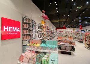 25-09-2019 NIEUWS; HEMA OPENT NIEUWE WINKEL IN BATTUTA MALL DUBAI. Na een winkel te hebben geopend in Aba Dhabi was nu Dubai aan de beurt. Weer een HEMA winkel  zonder de bekende HEMA WORST geopend in de Emiraten. Wat doet een op en top Nederlandse winkel als Hema in Dubai -Bouwen aan een wereldmerk- luidt het antwoord van topman Tjeerd Jegen. De opening van een Hema in een van de grootste winkelcentra BATTUTA MALL van het Arabische Emiraat Dubai is voor de Hollandsche Eenheidsprijzen Maatschappij Amsterdam HEMA de springplank naar de Aziatische markt.
foto: Albert den Iseger