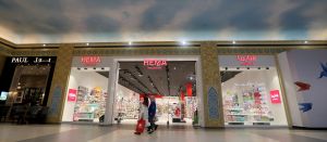 25-09-2019 NIEUWS; HEMA OPENT NIEUWE WINKEL IN BATTUTA MALL DUBAI. Na een winkel te hebben geopend in Aba Dhabi was nu Dubai aan de beurt. Weer een HEMA winkel  zonder de bekende HEMA WORST geopend in de Emiraten. Wat doet een op en top Nederlandse winkel als Hema in Dubai -Bouwen aan een wereldmerk- luidt het antwoord van topman Tjeerd Jegen. De opening van een Hema in een van de grootste winkelcentra BATTUTA MALL van het Arabische Emiraat Dubai is voor de Hollandsche Eenheidsprijzen Maatschappij Amsterdam HEMA de springplank naar de Aziatische markt.
foto: Albert den Iseger