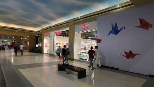 25-09-2019 NIEUWS; HEMA OPENT NIEUWE WINKEL IN BATTUTA MALL DUBAI. Na een winkel te hebben geopend in Aba Dhabi was nu Dubai aan de beurt. Weer een HEMA winkel  zonder de bekende HEMA WORST geopend in de Emiraten. Wat doet een op en top Nederlandse winkel als Hema in Dubai -Bouwen aan een wereldmerk- luidt het antwoord van topman Tjeerd Jegen. De opening van een Hema in een van de grootste winkelcentra BATTUTA MALL van het Arabische Emiraat Dubai is voor de Hollandsche Eenheidsprijzen Maatschappij Amsterdam HEMA de springplank naar de Aziatische markt.
foto: Albert den Iseger