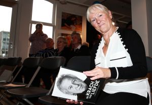 26-09-2019 SHOWBIZZ; DOCHTER KOOS ALBERTS VERWERKT DOOD ZANGER IN BOEK.Ik zat huilend achter de computer vertelde Christa Krommenhoek, dochter van Koos Alberts.
Het is het persoonlijke verhaal van Joke en Christa Krommenhoek. Nu is het boek uit en verkrijgbaar. DE KRACHT VAN LIEFDE.
foto: Albert den Iseger