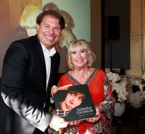 12-09-2019 SHOWBIZZ; BIOGRAFIE VAN ANNEKE GRONLOH GELANCEERT IN VERNIEUWD CARRE. De biografie van voormalig Eindhovense zangeres Anneke Gronloh is verschenen met een bijzondere vinyl grammofoonplaat. De biografie geschreven door haar manager-vriend Bart Peeters is een prachtig document over het leven van de zangeres.
foto: Albert den Iseger