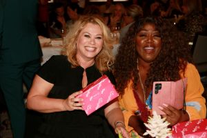 09-09-2024 SHOWBIZZ; STRONG WOMAN AWARD 2024. Betty de Groot presenteerde in het Sofitel Grand Hotel te Amsterdam wederom haar Strong Woman Award evenement. 40 bekende dames uit de tv-mode-film en amusement  wereld waren aanwezig om weer eens heerlijk verwent te worden op een meer dan heerlijke middag. Wendy van Dijk won de begeerlijke award 2024. Het was een tranen moment voor iedereen die aanwezig was. Al met al weer een pracht van een middag vol met muziek-cadeaus-verhalen-eten en drinken en gelukkig veel plezier. Op naar de volgende editie van THE STRONG WOMAN AWARD 2025. foto Albert den Iseger.