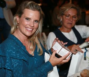 09-09-2024 SHOWBIZZ; STRONG WOMAN AWARD 2024. Betty de Groot presenteerde in het Sofitel Grand Hotel te Amsterdam wederom haar Strong Woman Award evenement.
40 bekende dames uit de tv-mode-film en amusement  wereld waren aanwezig om weer eens heerlijk verwent te worden op een meer dan heerlijke middag. Wendy van Dijk won de begeerlijke award 2024. Het was een tranen moment voor iedereen die aanwezig was.
Al met al weer een pracht van een middag vol met muziek-cadeaus-verhalen-eten en drinken en gelukkig veel plezier. Op naar de volgende editie van THE STRONG WOMAN AWARD 2025.
foto Albert den Iseger.