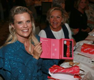 09-09-2024 SHOWBIZZ; STRONG WOMAN AWARD 2024. Betty de Groot presenteerde in het Sofitel Grand Hotel te Amsterdam wederom haar Strong Woman Award evenement.
40 bekende dames uit de tv-mode-film en amusement  wereld waren aanwezig om weer eens heerlijk verwent te worden op een meer dan heerlijke middag. Wendy van Dijk won de begeerlijke award 2024. Het was een tranen moment voor iedereen die aanwezig was.
Al met al weer een pracht van een middag vol met muziek-cadeaus-verhalen-eten en drinken en gelukkig veel plezier. Op naar de volgende editie van THE STRONG WOMAN AWARD 2025.
foto Albert den Iseger.