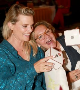 09-09-2024 SHOWBIZZ; STRONG WOMAN AWARD 2024. Betty de Groot presenteerde in het Sofitel Grand Hotel te Amsterdam wederom haar Strong Woman Award evenement. 40 bekende dames uit de tv-mode-film en amusement  wereld waren aanwezig om weer eens heerlijk verwent te worden op een meer dan heerlijke middag. Wendy van Dijk won de begeerlijke award 2024. Het was een tranen moment voor iedereen die aanwezig was. Al met al weer een pracht van een middag vol met muziek-cadeaus-verhalen-eten en drinken en gelukkig veel plezier. Op naar de volgende editie van THE STRONG WOMAN AWARD 2025. foto Albert den Iseger.