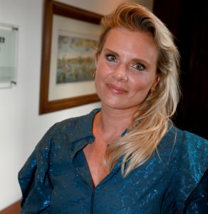 09-09-2024 SHOWBIZZ; STRONG WOMAN AWARD 2024. Betty de Groot presenteerde in het Sofitel Grand Hotel te Amsterdam wederom haar Strong Woman Award evenement.
40 bekende dames uit de tv-mode-film en amusement  wereld waren aanwezig om weer eens heerlijk verwent te worden op een meer dan heerlijke middag. Wendy van Dijk won de begeerlijke award 2024. Het was een tranen moment voor iedereen die aanwezig was.
Al met al weer een pracht van een middag vol met muziek-cadeaus-verhalen-eten en drinken en gelukkig veel plezier. Op naar de volgende editie van THE STRONG WOMAN AWARD 2025.
foto Albert den Iseger.