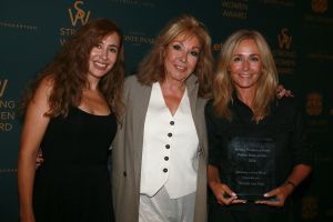 09-09-2024 SHOWBIZZ; STRONG WOMAN AWARD 2024. Betty de Groot presenteerde in het Sofitel Grand Hotel te Amsterdam wederom haar Strong Woman Award evenement.
40 bekende dames uit de tv-mode-film en amusement  wereld waren aanwezig om weer eens heerlijk verwent te worden op een meer dan heerlijke middag. Wendy van Dijk won de begeerlijke award 2024. Het was een tranen moment voor iedereen die aanwezig was.
Al met al weer een pracht van een middag vol met muziek-cadeaus-verhalen-eten en drinken en gelukkig veel plezier. Op naar de volgende editie van THE STRONG WOMAN AWARD 2025.
foto Albert den Iseger.