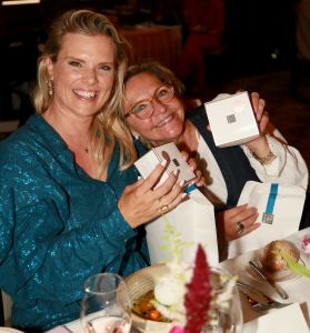 09-09-2024 SHOWBIZZ; STRONG WOMAN AWARD 2024. Betty de Groot presenteerde in het Sofitel Grand Hotel te Amsterdam wederom haar Strong Woman Award evenement. 40 bekende dames uit de tv-mode-film en amusement  wereld waren aanwezig om weer eens heerlijk verwent te worden op een meer dan heerlijke middag. Wendy van Dijk won de begeerlijke award 2024. Het was een tranen moment voor iedereen die aanwezig was. Al met al weer een pracht van een middag vol met muziek-cadeaus-verhalen-eten en drinken en gelukkig veel plezier. Op naar de volgende editie van THE STRONG WOMAN AWARD 2025. foto Albert den Iseger.