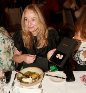 09-09-2024 SHOWBIZZ; STRONG WOMAN AWARD 2024. Betty de Groot presenteerde in het Sofitel Grand Hotel te Amsterdam wederom haar Strong Woman Award evenement. 40 bekende dames uit de tv-mode-film en amusement  wereld waren aanwezig om weer eens heerlijk verwent te worden op een meer dan heerlijke middag. Wendy van Dijk won de begeerlijke award 2024. Het was een tranen moment voor iedereen die aanwezig was. Al met al weer een pracht van een middag vol met muziek-cadeaus-verhalen-eten en drinken en gelukkig veel plezier. Op naar de volgende editie van THE STRONG WOMAN AWARD 2025. foto Albert den Iseger.