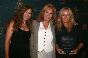 09-09-2024 SHOWBIZZ; STRONG WOMAN AWARD 2024. Betty de Groot presenteerde in het Sofitel Grand Hotel te Amsterdam wederom haar Strong Woman Award evenement.
40 bekende dames uit de tv-mode-film en amusement  wereld waren aanwezig om weer eens heerlijk verwent te worden op een meer dan heerlijke middag. Wendy van Dijk won de begeerlijke award 2024. Het was een tranen moment voor iedereen die aanwezig was.
Al met al weer een pracht van een middag vol met muziek-cadeaus-verhalen-eten en drinken en gelukkig veel plezier. Op naar de volgende editie van THE STRONG WOMAN AWARD 2025.
foto Albert den Iseger.