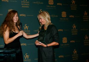 09-09-2024 SHOWBIZZ; STRONG WOMAN AWARD 2024. Betty de Groot presenteerde in het Sofitel Grand Hotel te Amsterdam wederom haar Strong Woman Award evenement.
40 bekende dames uit de tv-mode-film en amusement  wereld waren aanwezig om weer eens heerlijk verwent te worden op een meer dan heerlijke middag. Wendy van Dijk won de begeerlijke award 2024. Het was een tranen moment voor iedereen die aanwezig was.
Al met al weer een pracht van een middag vol met muziek-cadeaus-verhalen-eten en drinken en gelukkig veel plezier. Op naar de volgende editie van THE STRONG WOMAN AWARD 2025.
foto Albert den Iseger.