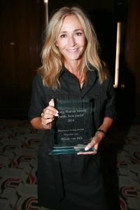 09-09-2024 SHOWBIZZ; STRONG WOMAN AWARD 2024. Betty de Groot presenteerde in het Sofitel Grand Hotel te Amsterdam wederom haar Strong Woman Award evenement.
40 bekende dames uit de tv-mode-film en amusement  wereld waren aanwezig om weer eens heerlijk verwent te worden op een meer dan heerlijke middag. Wendy van Dijk won de begeerlijke award 2024. Het was een tranen moment voor iedereen die aanwezig was.
Al met al weer een pracht van een middag vol met muziek-cadeaus-verhalen-eten en drinken en gelukkig veel plezier. Op naar de volgende editie van THE STRONG WOMAN AWARD 2025.
foto Albert den Iseger.